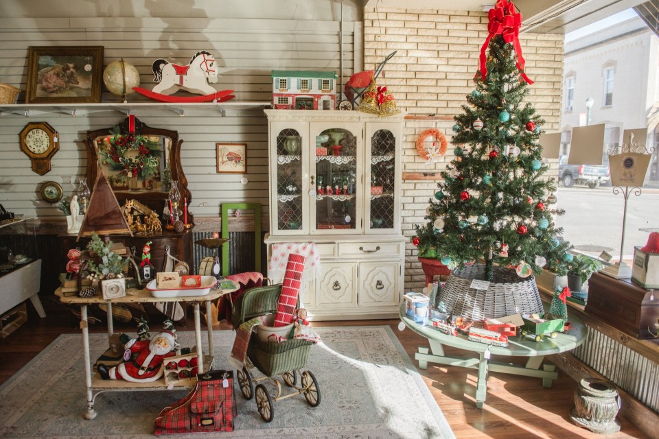 White Cottage Market photo